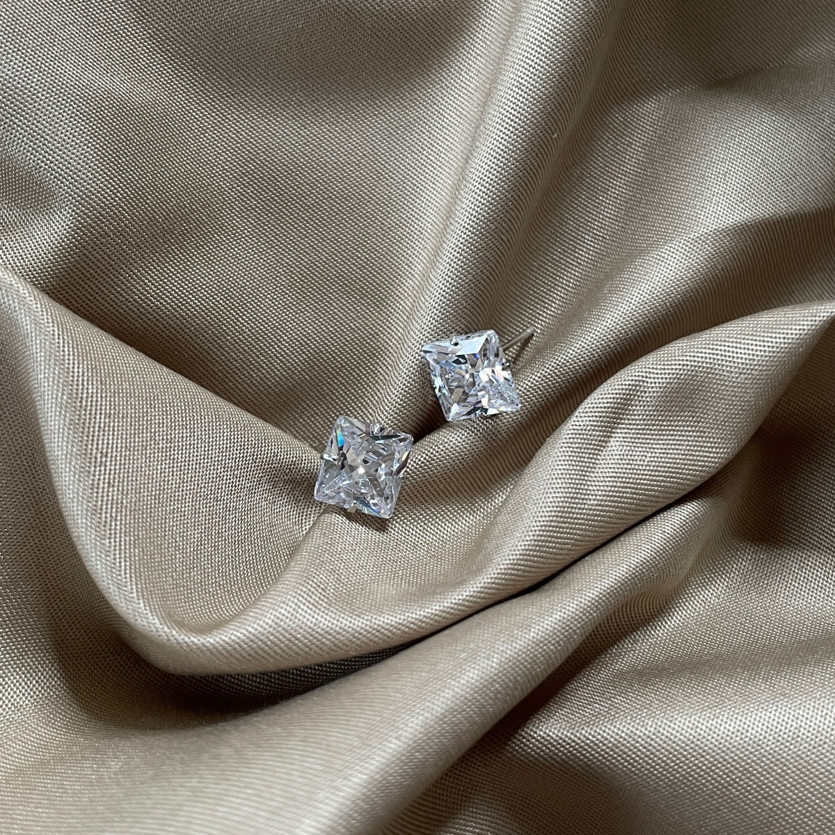 [Sparkling Aurora]Stylish Shiny Square Center Stone Stud Earrings