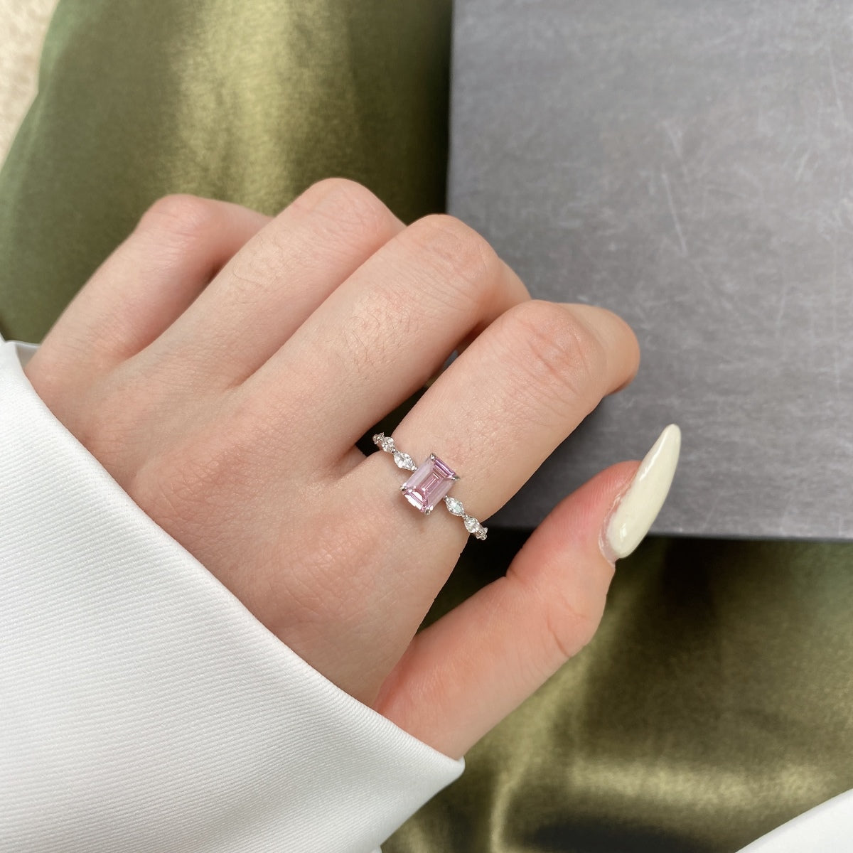 [Sparkling Aurora]1.0 Carat Dainty Resplendent Radiant Cut Daily Ring