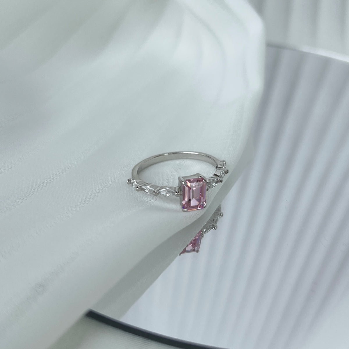 [Sparkling Aurora]1.0 Carat Dainty Resplendent Radiant Cut Daily Ring